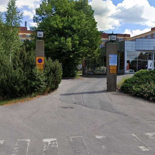 Sisäänajo Hatanpään valtatie 34:n pihaan kahden numerolla 34 merkityn portinpylvään välistä.